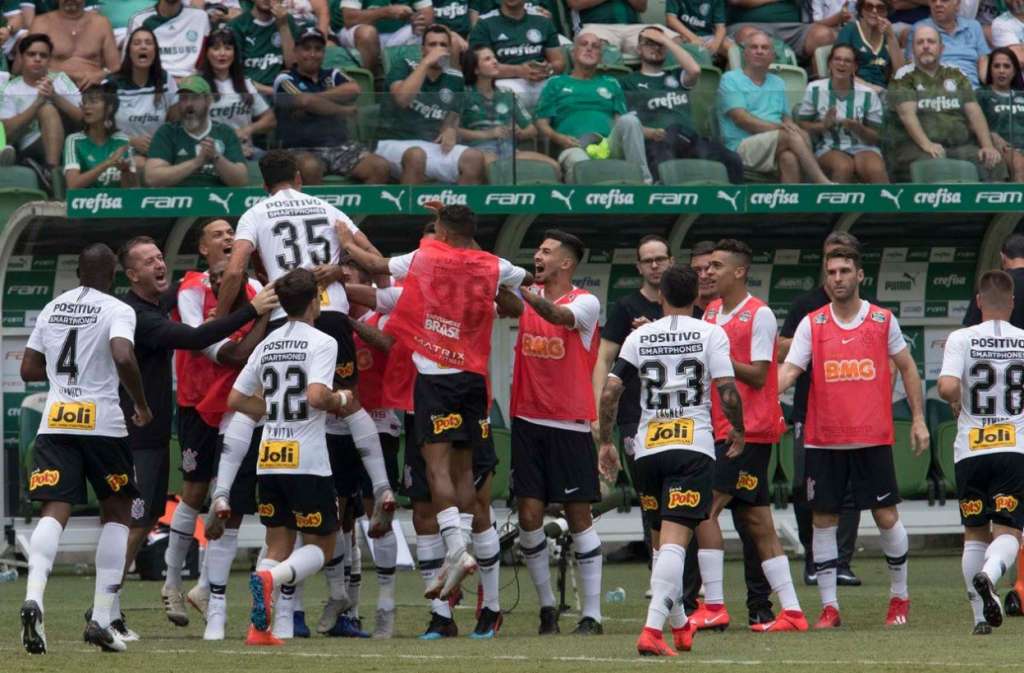 Jogadores do Corinthians comemoram o gol marcado por Danilo Avelar logo no início