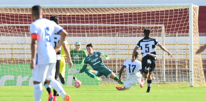 RONALDO cobrou pênalti aos 45 minutos do segundo tempo e deu a vitória ao XV