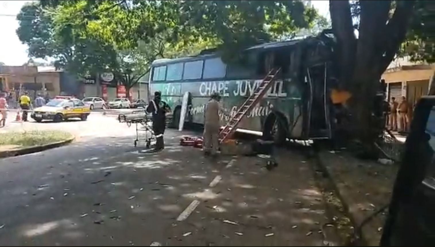 Ônibus com logo da Chapecoense se envolve em acidente grave no Paraná