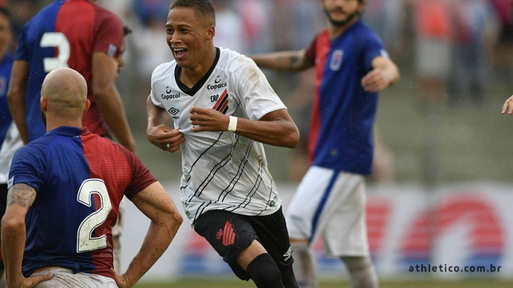 Paraná e Athletico empatam clássico; Maringá vence a primeira no Paranaense