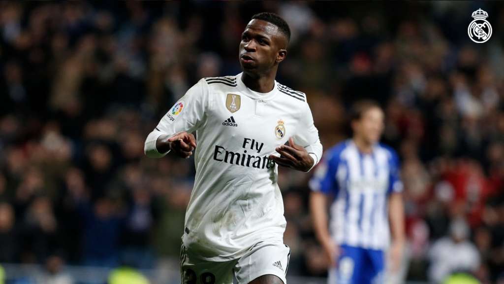 Vinicius Junior marca, Real Madrid derrota Alavés e encosta no Atlético