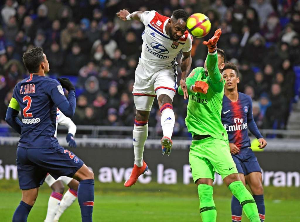 PSG é superado pelo Lyon de virada e perde invencibilidade