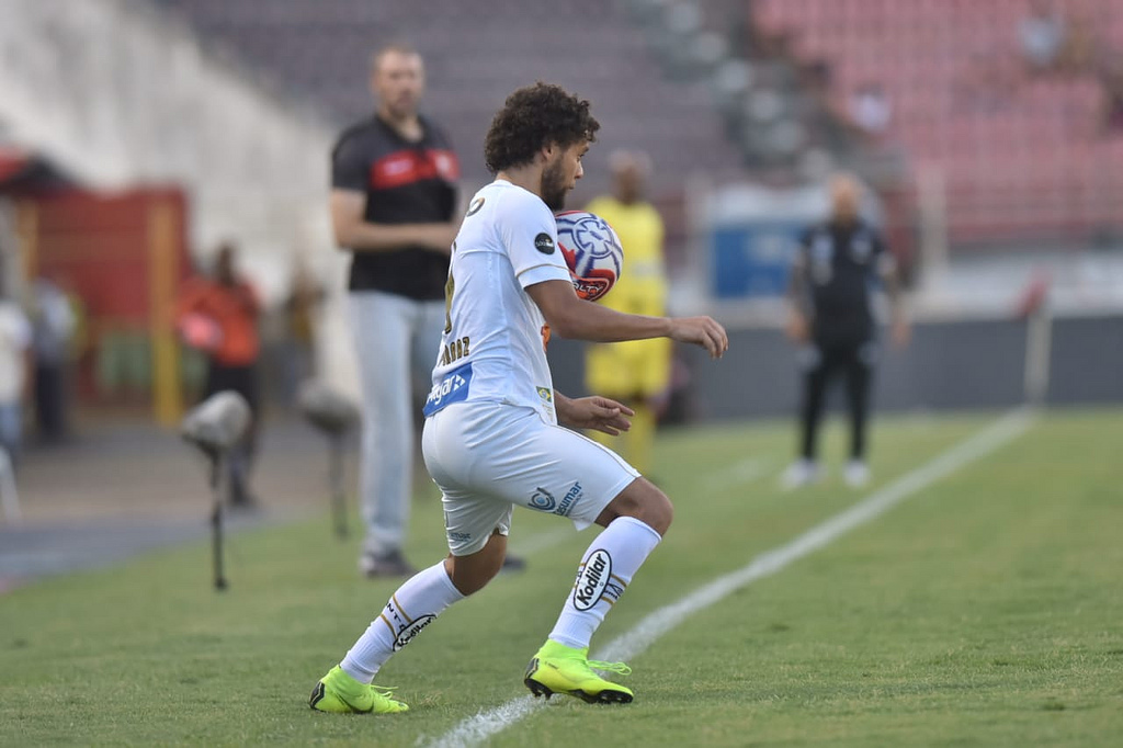 Últimos jogos e goleada expõem falta de reposição para Dodô e Gabriel no Santos