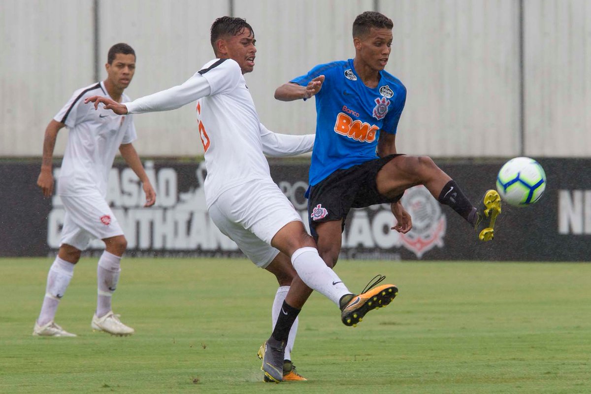 Vagner Love faz gol e Boselli erra pênalti em jogo-treino do Corinthians