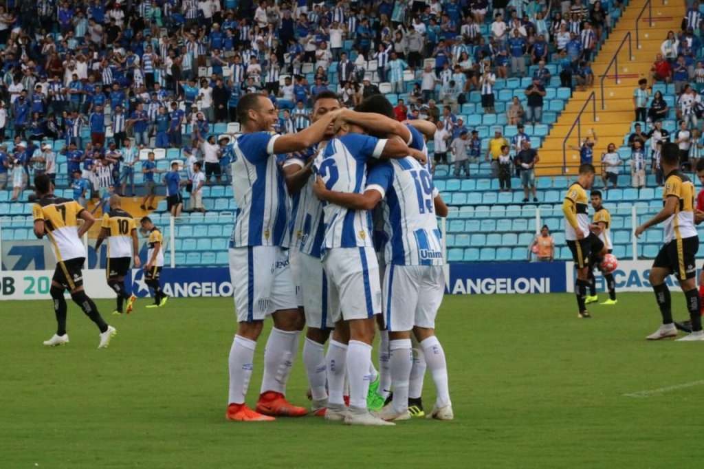 Avaí comemora goleada no clássico, mas Geninho não aparece em coletiva