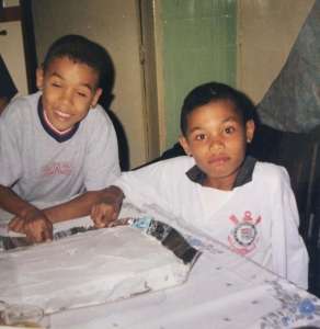 Com foto de criança e 'coração preto e branco', volante é anunciado pelo Corinthians