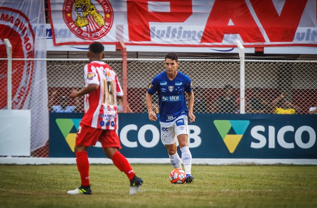 Arrependido, meia do Cruzeiro admite brincadeira infeliz com o Atlético-MG