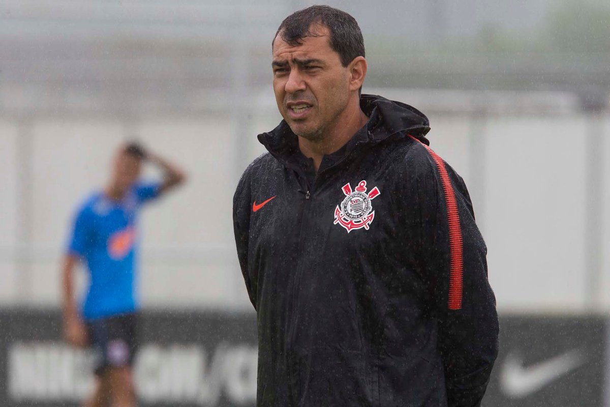 Carille esboça Corinthians com Vagner Love de titular ao lado de Gustagol