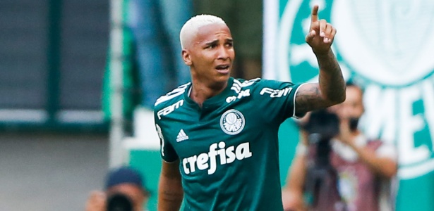 Palmeiras multa Deyverson em R$ 350 mil por expulsão contra Corinthians