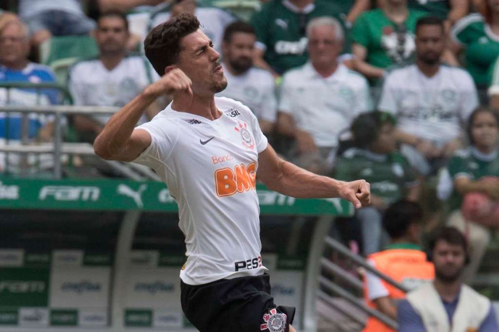 O contestado Danilo Avelar marcou o gol que deu a vitória do Corinthians sobre o Palmeiras