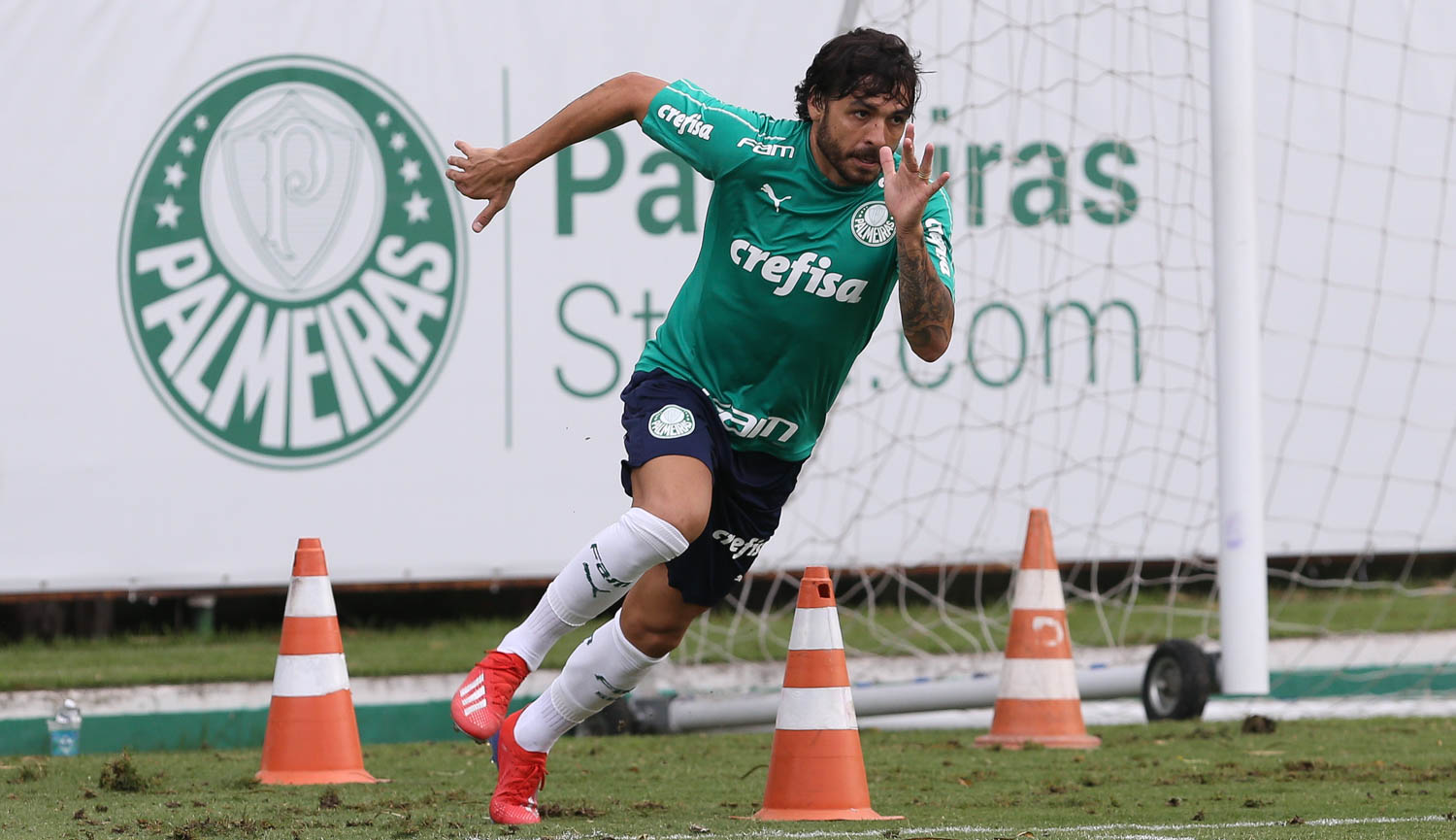 Ricardo Goulart participa de treino com elenco do Palmeiras