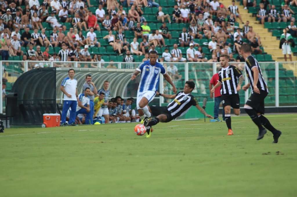 Geninho é absolvido pelo TJD e comanda o Avaí no final de semana