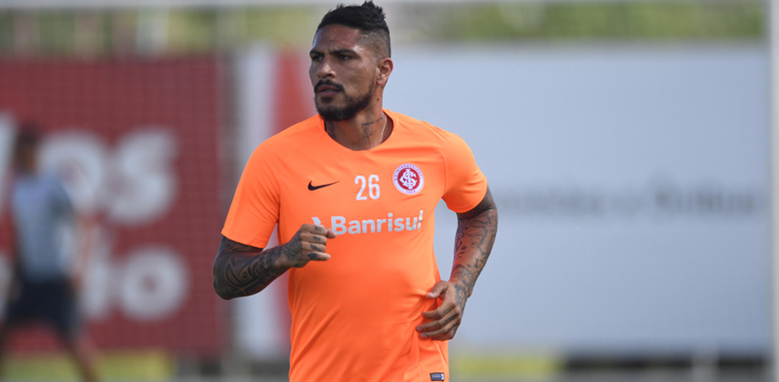 Guerrero marca em 1º treino com bola pelo Inter e tem torcida de peruanos em CT