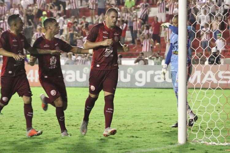 PERNAMBUCANO: Santa Cruz vence e é líder; Salgueiro promove chuva de gols, de novo