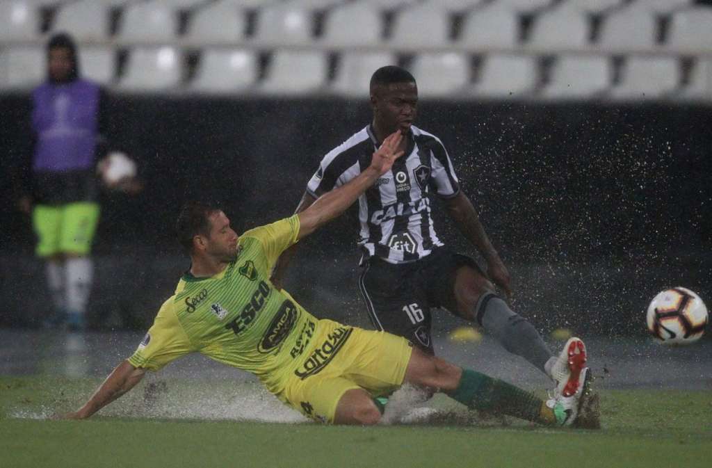 O Botafogo encontrou dificuldades para vencer o Defensa y Justicia no Engenhão
