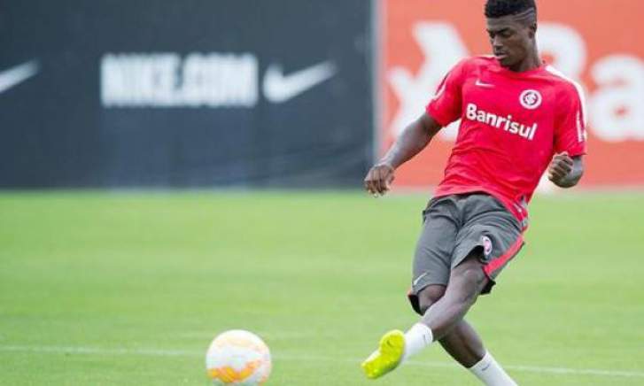 Mineiro: Buscando ‘sombra’ para Fábio Santos, Atlético-MG observa lateral Geferson