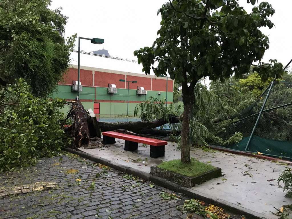 Temporal causa estragos na sede do Flamengo e alaga quadra central do Rio Open