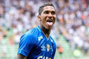 Com dificuldade para trazer Pato, Santos mira Raniel, atacante do Cruzeiro