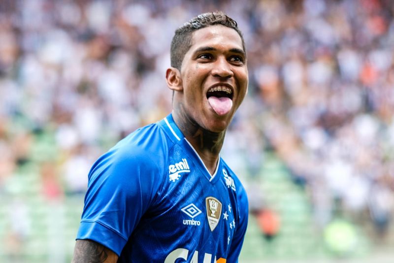 Com dificuldade para trazer Pato, Santos mira Raniel, atacante do Cruzeiro