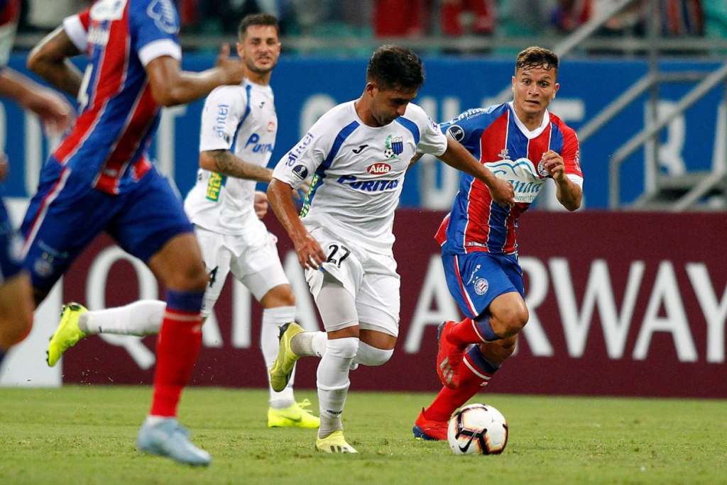 O Bahia vacilou na defesa e viu o Liverpool vencer em plena Arena Fonte Nova