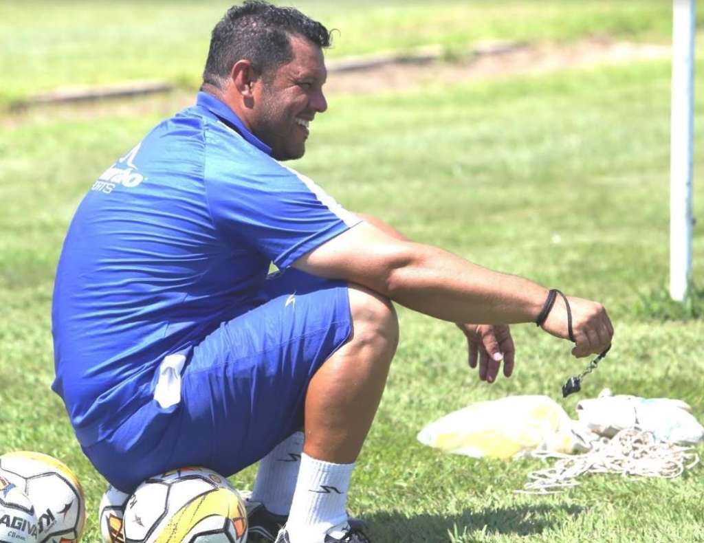 O técnico do Sinop, Giani de Freitas, não deve fazer grandes mudanças no time (Foto: Júlio Tabili)