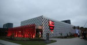 Amigos e parentes de atletas da base do Flamengo fazem vigília no Ninho do Urubu