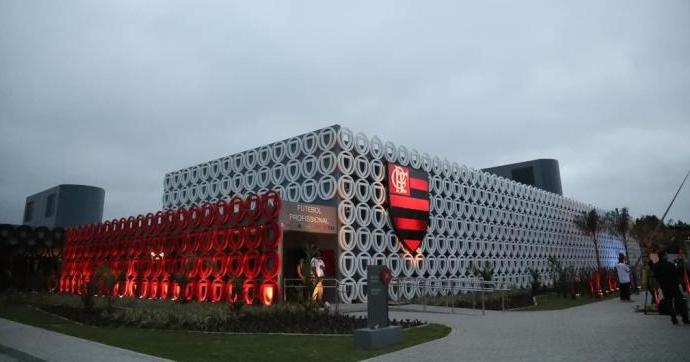 Amigos e parentes de atletas da base do Flamengo fazem vigília no Ninho do Urubu