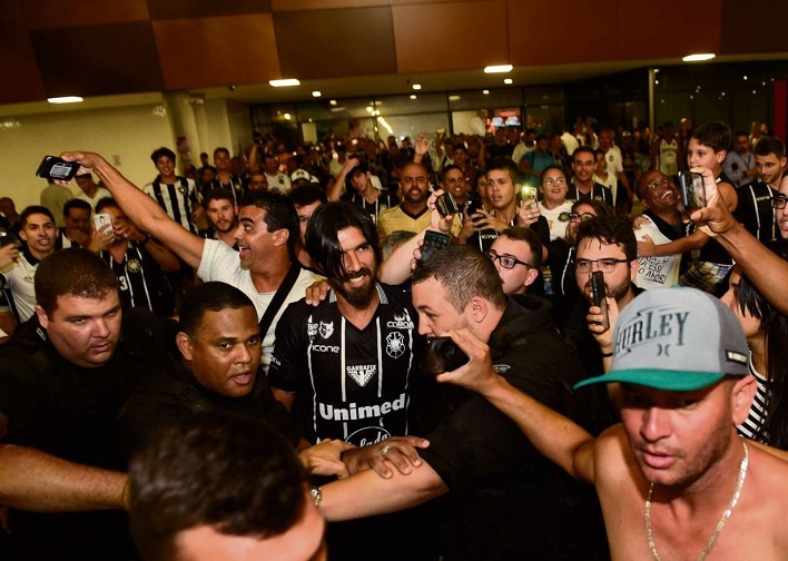 CAPIXABA: Loco Abreu tenta desencantar pelo Rio Branco em clássico