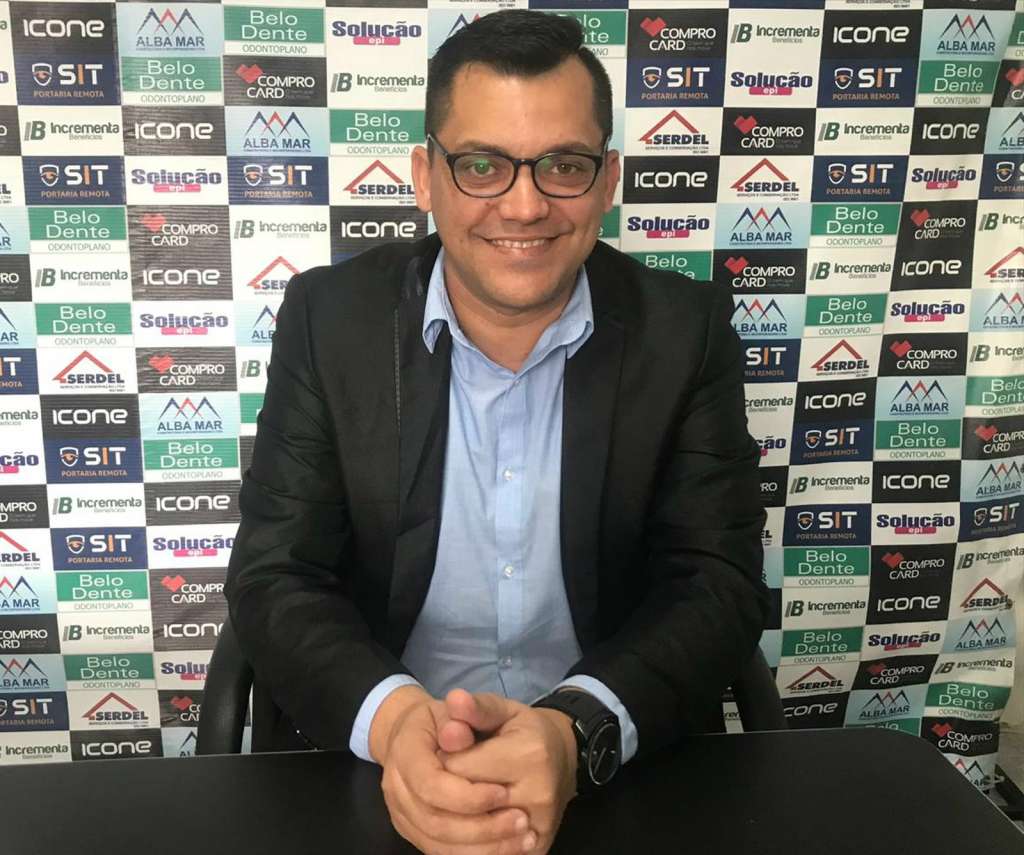 O técnico Cláudio Roberto Silveira deixou o Vitória após receber uma proposta do futebol chinês