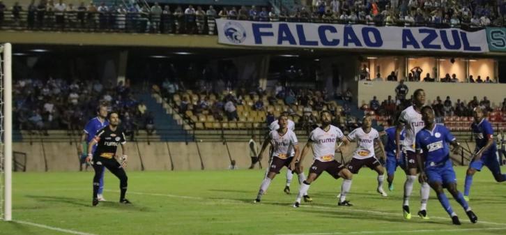 São Bento atacou pouco e ainda contou com grandes defesa do goleiro Henal.