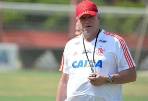 Após tragédia, jogadores do Flamengo se reapresentam em silêncio para treino