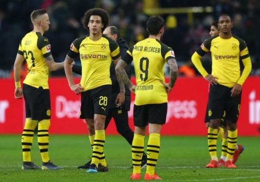 Time tropeçou em casa e pode ver os rivais se aproximando