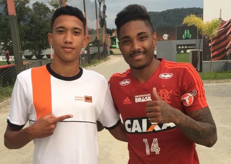  Áthila Paixão, de 14 anos, ao lado do atacante Vitinho.