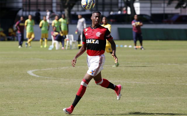 Santos confirma contratação do volante Jean Lucas por empréstimo