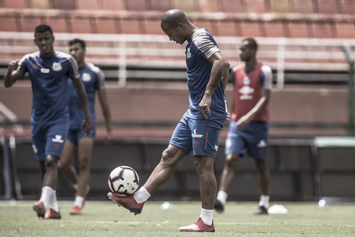 Após vitória, Santos faz treino no Pacaembu antes de viagem para o Uruguai