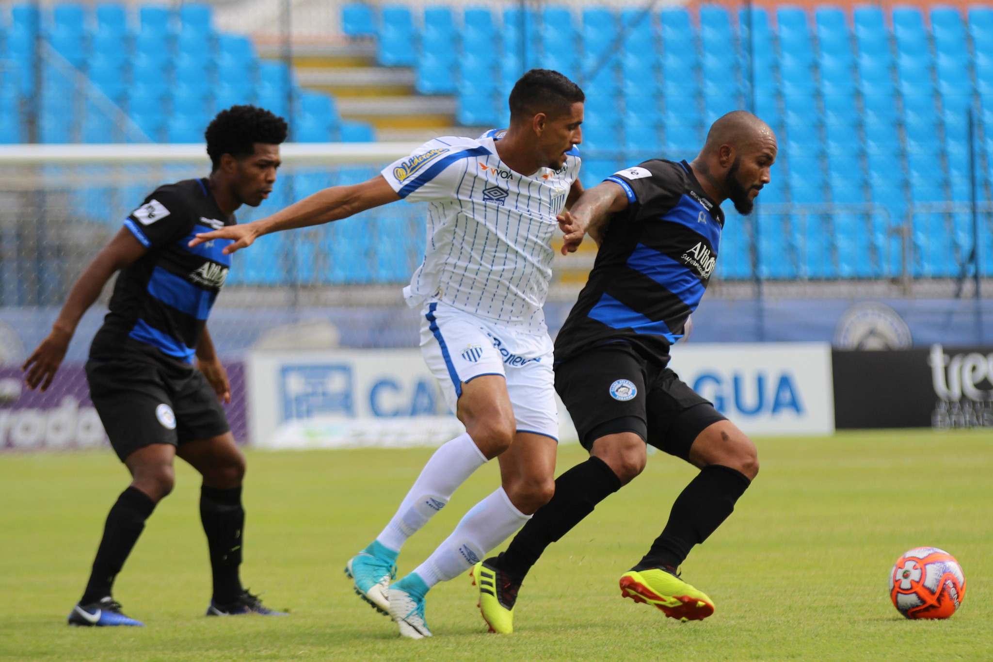 CATARINENSE: Avaí vence a 1ª fora e Joinville mantém jejum com gol de Cachorrão