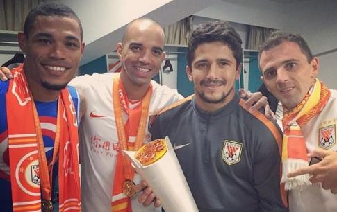 Grêmio tenta repatriar artilheiro da China e pode perder atacante para o Japão