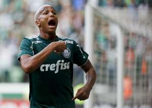 Deyverson pega 6 jogos de suspensão por cuspir em rival e desfalca o Palmeiras