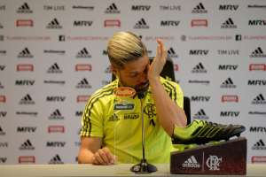 Diego chora ao lembrar jovens mortos: 'Temos de seguir, seremos inspiração'