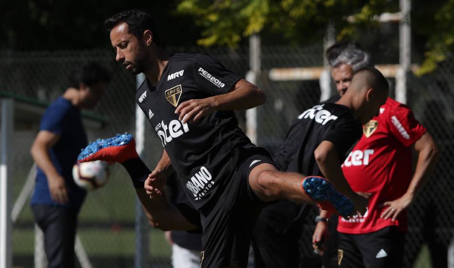 Nas redes sociais, torcida do São Paulo culpa Nenê por má fase