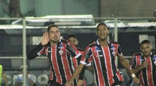 Rael comemora o gol da classificação capixaba