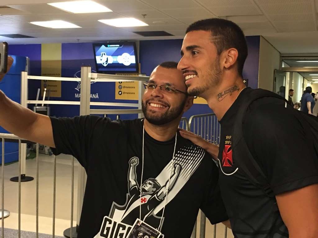 Vasco dá 'show de raça' no Maracanã e Galhardo sai com dores na coxa