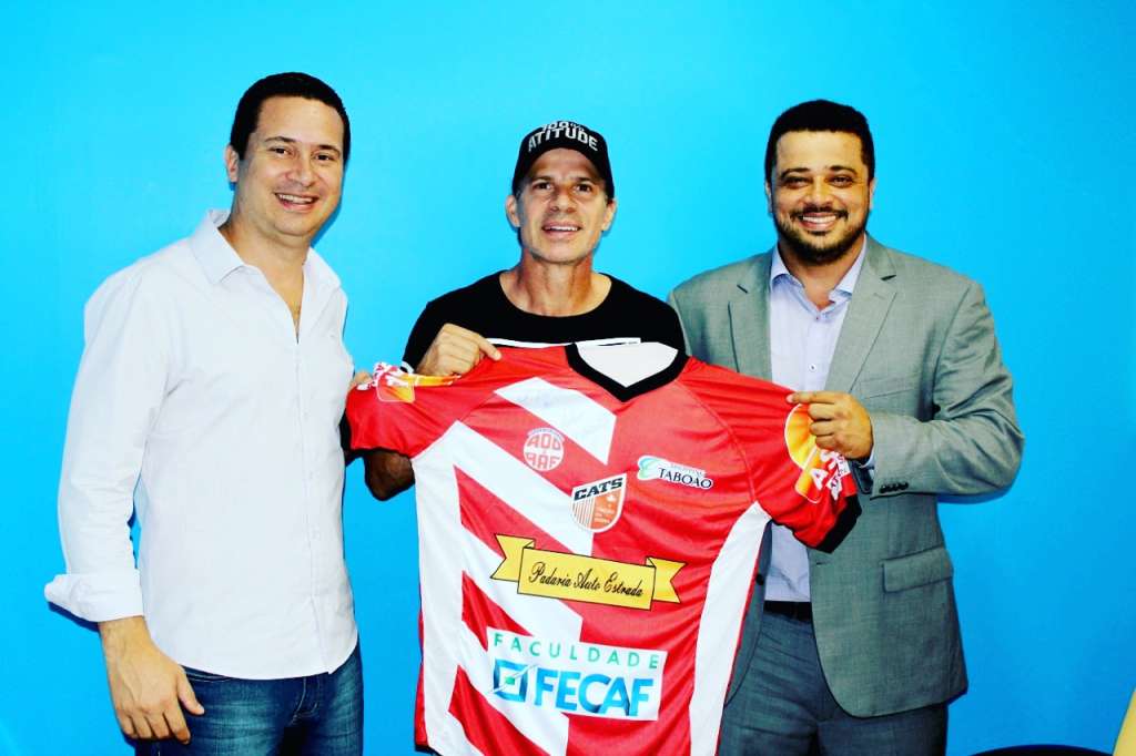 Anderson Nóbrega, à direita, ao lado de Túlio Maravilha