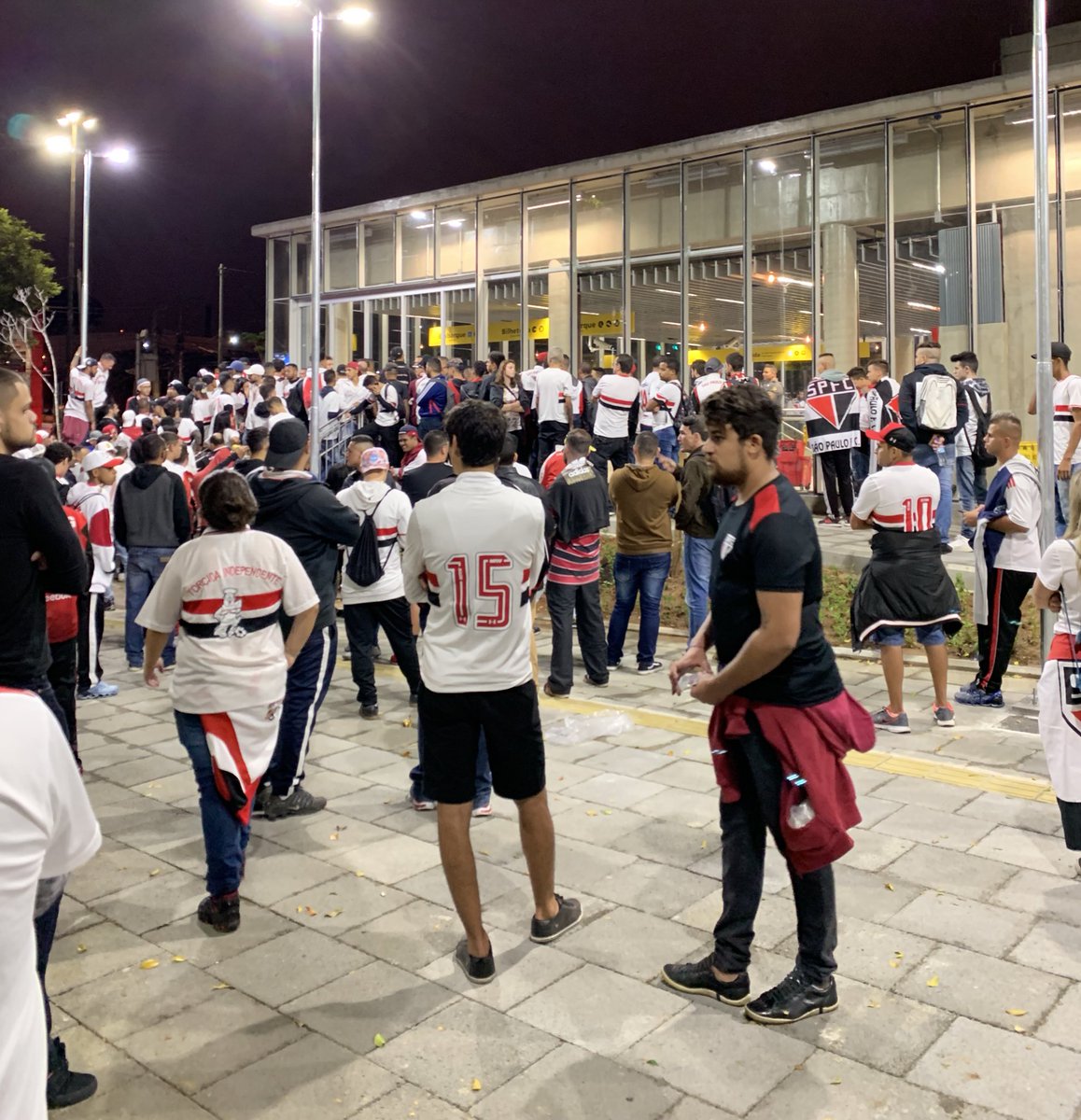 Libertadores: Torcedores do São Paulo depredam estação da Linha Amarela do Metrô