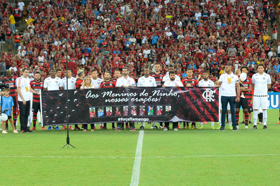 Antes da partida houve muita homenagem para as vítimas da tragédia no Ninho do Urubu