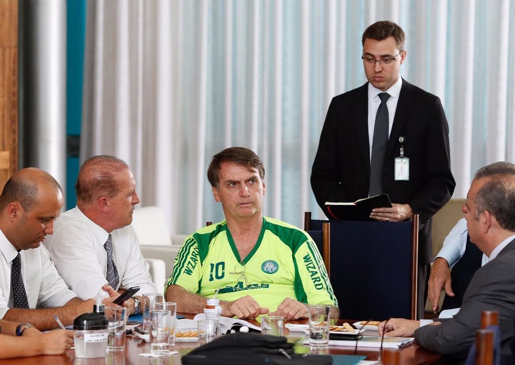 Bolsonaro participa de reunião em Brasília com camisa ‘pirata’ do Palmeiras