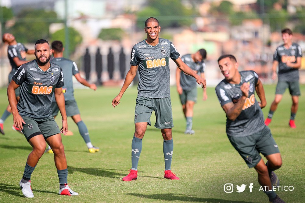 Mineiro: Levir exalta reservas do Atlético-MG e admite dificuldade de ‘dividir atenções’