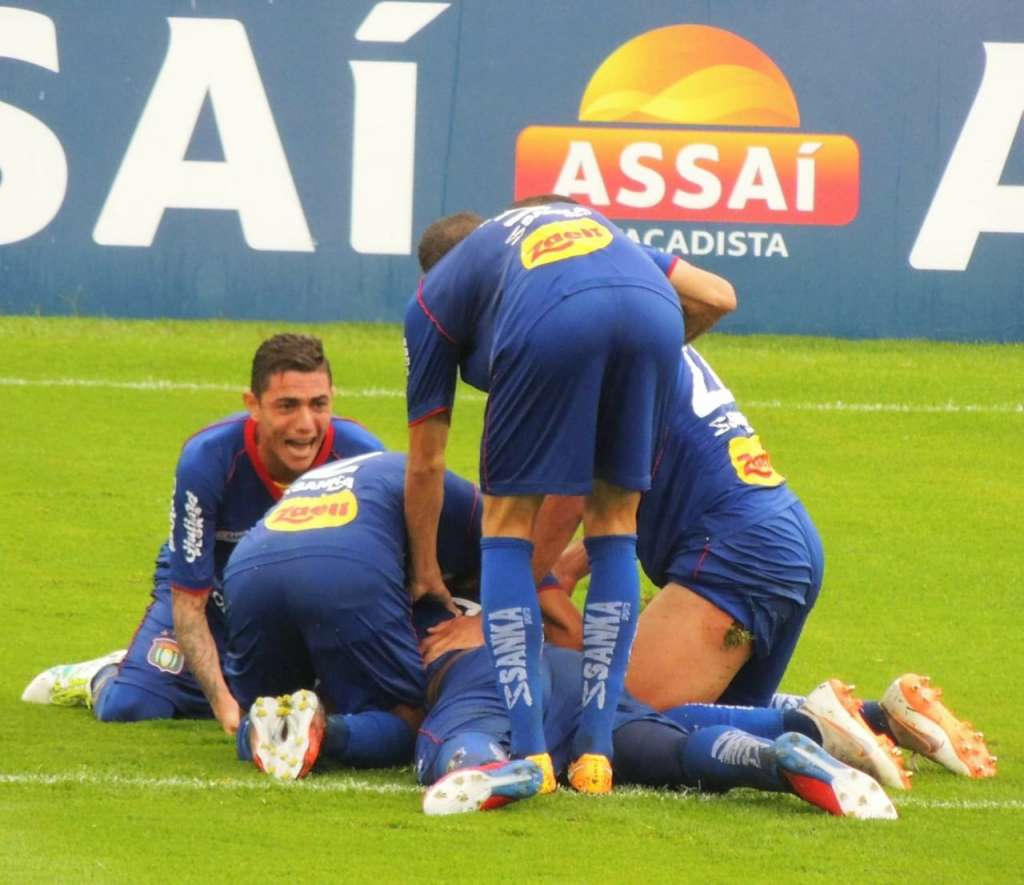 Jogadores do São Caetano comemoram o gol de empate marcado por Bruno Mezenga (Foto: Fabrício Cortivone)