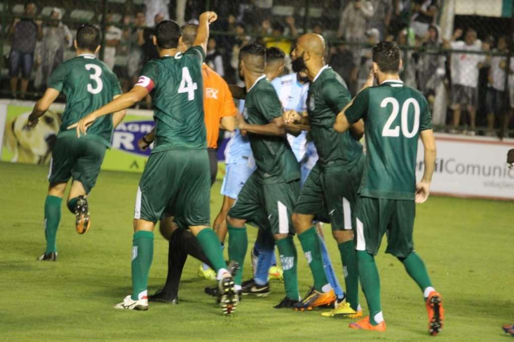 Luziânia tira o 100% do Gama; Paracatu vence em jogo de cinco expulsões. Foto: Douglas Oliveira