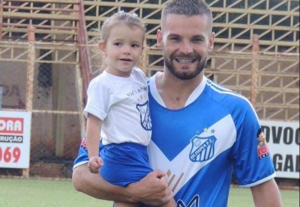 Thauan e sua filha antes da partida deste domingo